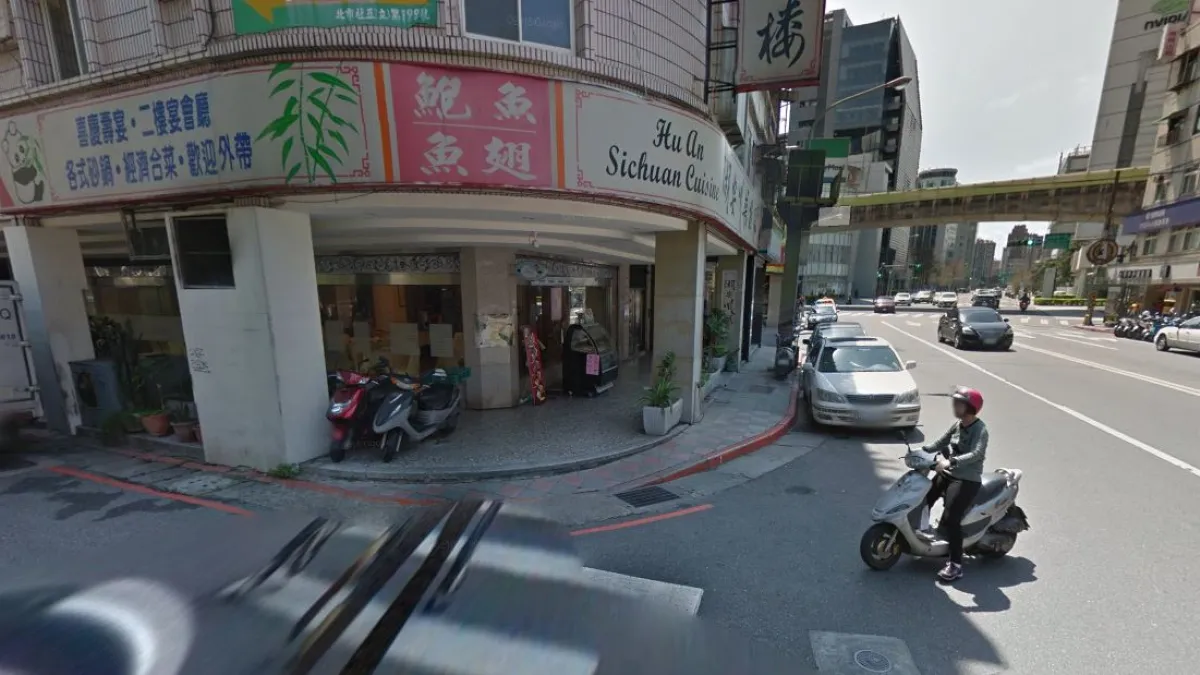 小女童於路口騎乘滑步車,卻遭男子以菜刀攻擊,頭身分離陳屍路口。(圖為街景照)