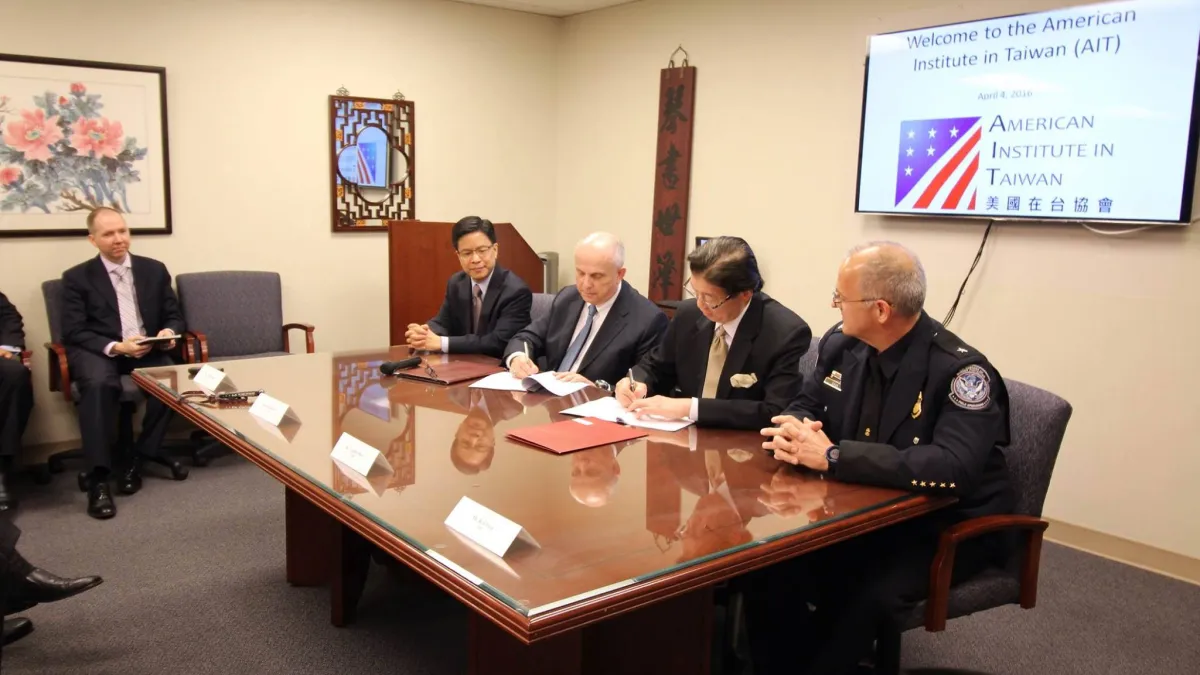台美簽屬聲明,未來雙方民眾只要經過事先申請,入境對方國家將享快速通關待遇。(取自AIT臉書)