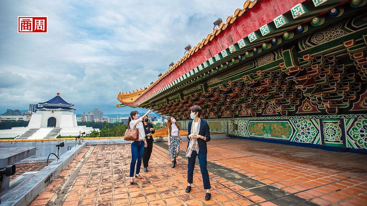 第一次登上戲劇院屋頂露台,近距離細看安置於屋簷上的走獸與斗栱雕花。傳說走獸能避火、避邪,象徵吉祥如意。(攝影者.郭涵羚,商業周刊提供)