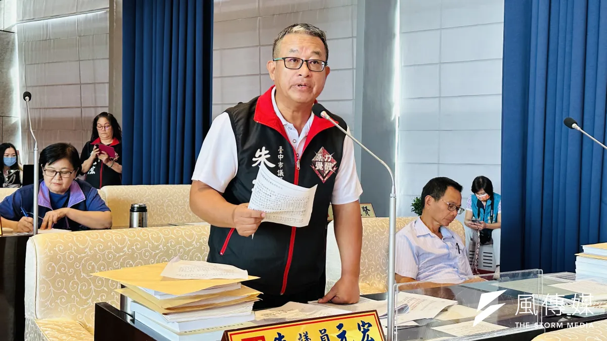 中市議員朱元宏質詢說之前議員們審查中央補助款的預算或收支對列、墊付款案都不會反對,不過這次卻遭民進黨籍反對、不能照案通過,態度截然不同。(圖/王秀禾攝)