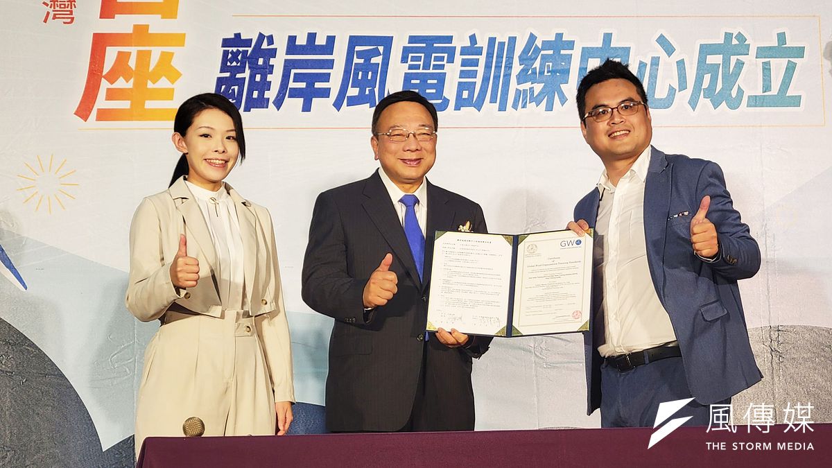 中華大學與海碩能源簽約合作成立北台灣首座離岸風電GWO風訓中心,新竹市長高虹安(左一)到場見證。(圖/方詠騰攝) 中華大學與海碩能源簽約合作成立北台灣首座離岸風電GWO風訓中心,新竹市長高虹安(左一)到場見證。(圖/方詠騰攝)