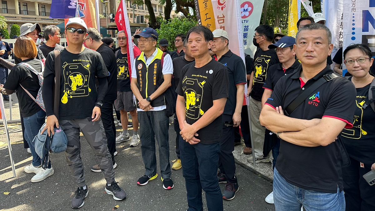 全國教師工會總聯合會要求行政院依10年精算撥補退撫基金。全教總理事長侯俊良(中)一度以絕食方式表達抗議。(羅立邦攝) 全國教師工會總聯合會要求行政院依10年精算撥補退撫基金。全教總理事長侯俊良(中)一度以絕食方式表達抗議。(羅立邦攝)