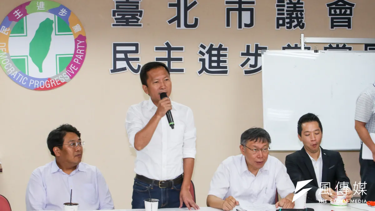 台北市長柯文哲(右二)率一級主管赴民進黨團報告說明市府重大政策等,民進黨團總召李慶鋒(左二)問柯,不知道市長是不是真心誠意,還是帶著所謂仇恨議會的心情、認為不需要議會?他不知道,但他希望這溝通是正面的。(陳明仁攝)