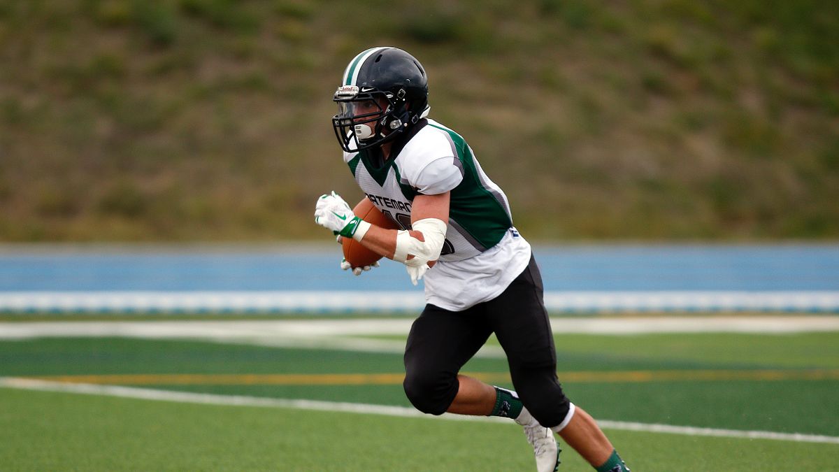 美式足球運動中有大量激烈的身體碰撞。(Photo by Keith Johnston on Unsplash) 美式足球運動中有大量激烈的身體碰撞。(Photo by Keith Johnston on Unsplash)