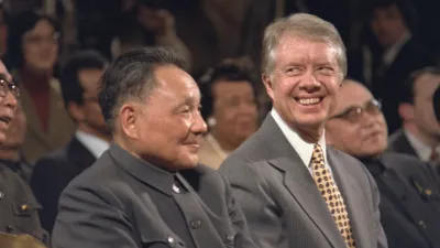 1979年,美、中兩國發表了建立全面外交關係的聯合公報之後,作為中國領導人的鄧小平(左)首次訪美。右為美國前總統卡特(Jimmy Carter)。(取自維基百科)
