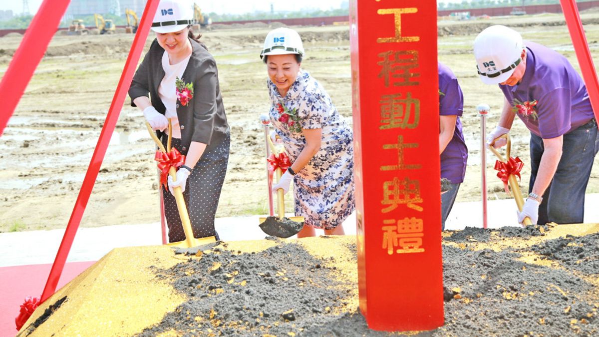 台糖土地資產龐雜,如何運用名下土地資產常無法操之在己,甚至搞到嘉義縣長張花冠日前親自向行政院長賴清德告御狀。圖為「廣興健股份有限公司」在馬稠後園區內舉辦新建廠房動土典禮,嘉義縣長張花冠也到現場參加動土典禮。(嘉義縣政府提供) 台糖土地資產龐雜,如何運用名下土地資產常無法操之在己,甚至搞到嘉義縣長張花冠日前親自向行政院長賴清德告御狀。圖為「廣興健股份有限公司」在馬稠後園區內舉辦新建廠房動土典禮,嘉義縣長張花冠也到現場參加動土典禮。(嘉義縣政府提供)