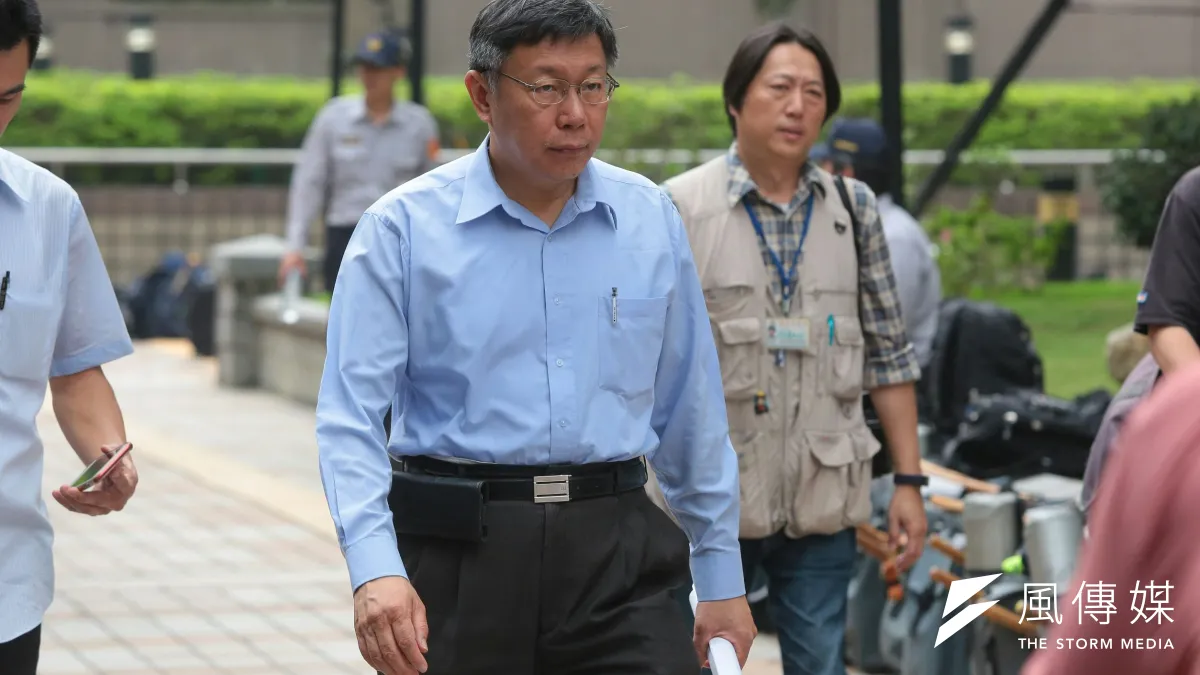 反年金改革軍公教團體19日包圍立法院抗議,柯文哲再維安人員防護下進入,出席前瞻基礎建設公聽會。(顏麟宇攝)