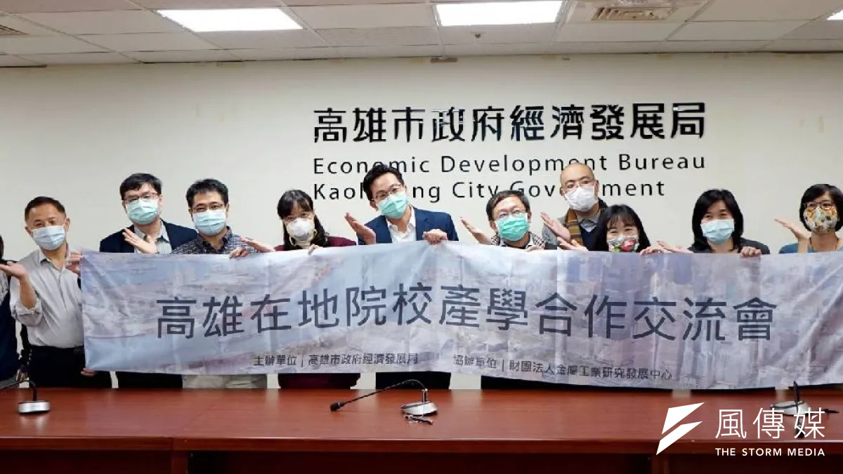 經發局長廖泰翔及與會大專院校代表宣示,「人才甲哩傳便便」歡迎企業安心投資高雄。(圖/徐炳文攝)