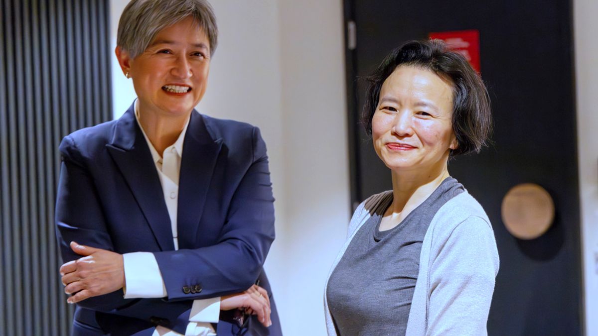 2023年10月11日,澳洲外長黃英賢在墨爾本機場迎接遭到中國關押三年的澳洲華裔記者成蕾。(美聯社) 2023年10月11日,澳洲外長黃英賢在墨爾本機場迎接遭到中國關押三年的澳洲華裔記者成蕾。(美聯社)