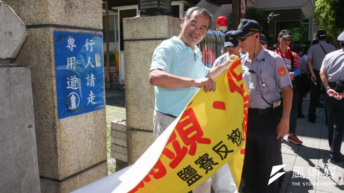 最後一批二萬三仟多份以核養綠公投連署書遞送到中選會,一旁一位自稱鹽寮反核自救會人士則高喊抗議。(陳明仁攝)