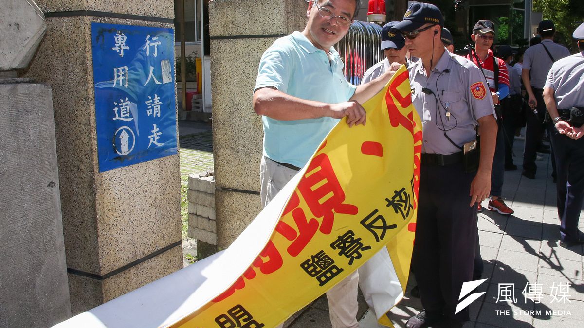 最後一批二萬三仟多份以核養綠公投連署書遞送到中選會,一旁一位自稱鹽寮反核自救會人士則高喊抗議。(陳明仁攝) 最後一批二萬三仟多份以核養綠公投連署書遞送到中選會,一旁一位自稱鹽寮反核自救會人士則高喊抗議。(陳明仁攝)