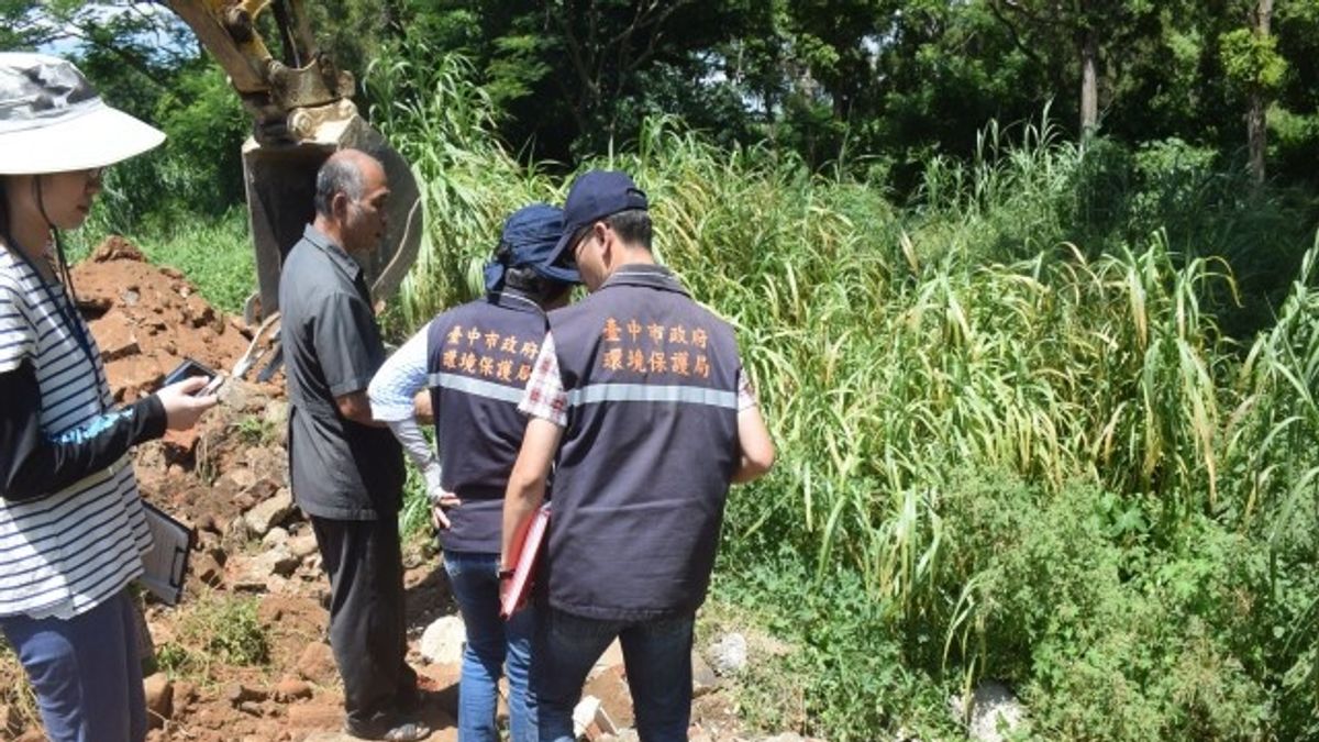 省農牧場涉不法掩埋 大甲義和里長率官員會勘驗證 省農牧場涉不法掩埋 大甲義和里長率官員會勘驗證