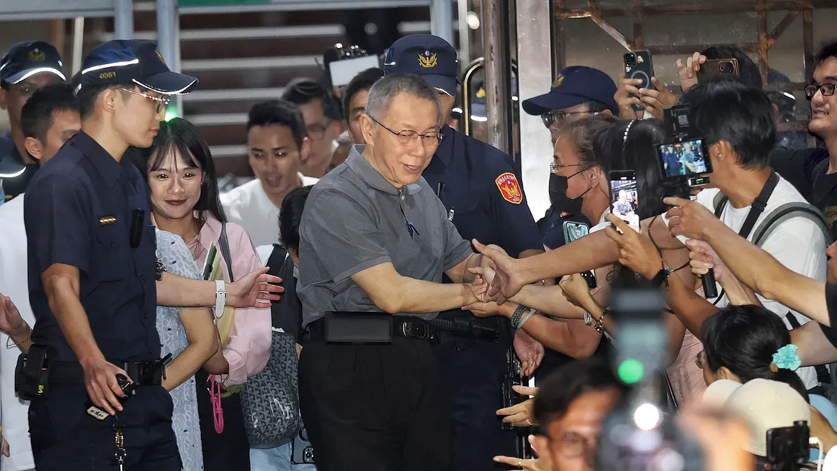 台北地方法院重開柯文哲羈押庭,維持交保原判,圖為柯文哲步出法院與小草支持者致意。(柯承惠攝) 台北地方法院重開柯文哲羈押庭,維持交保原判,圖為柯文哲步出法院與小草支持者致意。(柯承惠攝)