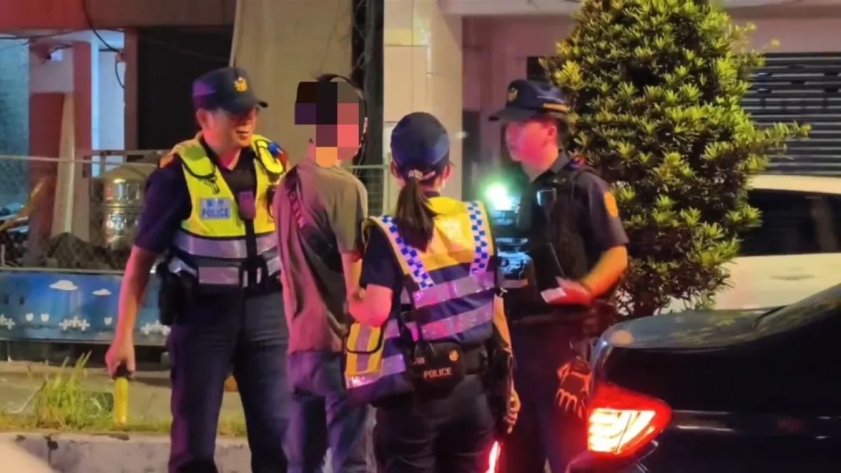 中和分局員警執行取締毒駕威力路檢勤務,進行人車分離盤查。(圖/新北市政府)