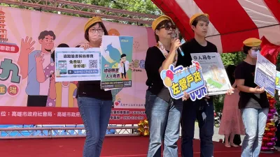 左營戶政事務所設計童趣遊戲邀請長輩同樂,瞭解戶政法令「寓教於樂」,輕鬆達到宣導效果。(圖/高市民政局提供)