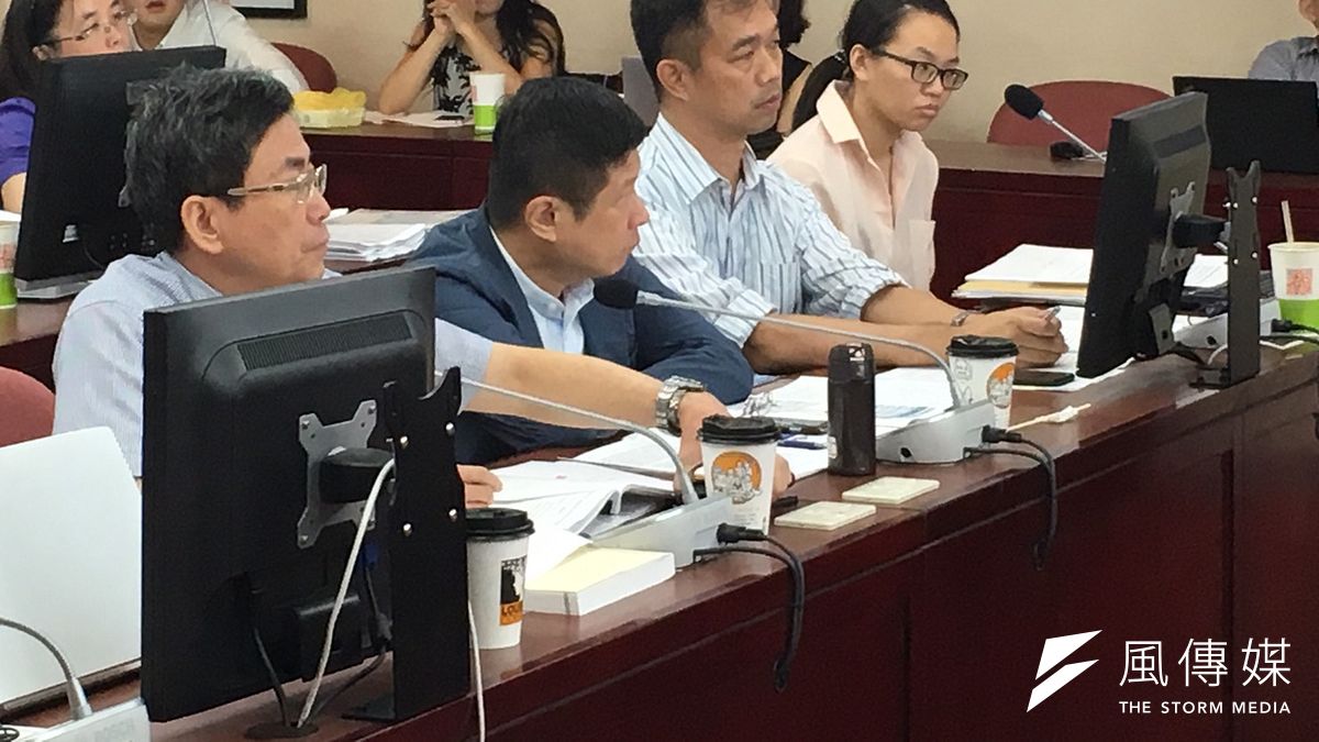 商業處長蔡宗雄(右二)解釋,目前北市府內就是往新增行業類別的方向,討論在是住宅區不得設置,商業區是附條件設立,希望往工業區移動。 (王彥喬攝) 商業處長蔡宗雄(右二)解釋,目前北市府內就是往新增行業類別的方向,討論在是住宅區不得設置,商業區是附條件設立,希望往工業區移動。 (王彥喬攝)