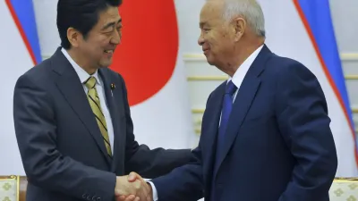 日本首相安倍晉三與烏茲別克總統卡里莫夫(Islam Karimov)(美聯社)