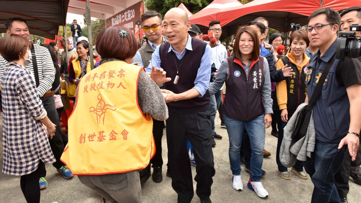 創世基金會在高雄中正高工舉辦「寒士吃飽30」愛心尾牙宴,高雄市長韓國瑜(前左三)到場打氣。(高雄市政府提供)