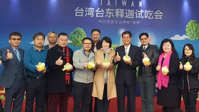 台東縣政府為將在地優質農特產品行銷出去,縣長饒慶鈴(中)上任後,積極籌備大型城市行銷活動。(圖/台東縣政府提供)