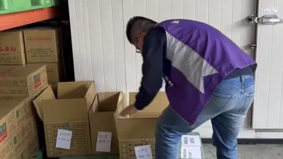 嘉義縣政府追查違規辣椒粉產品,責令業者回收問題產品,通知下架停售。(圖/嘉義縣政府衛生局提供)