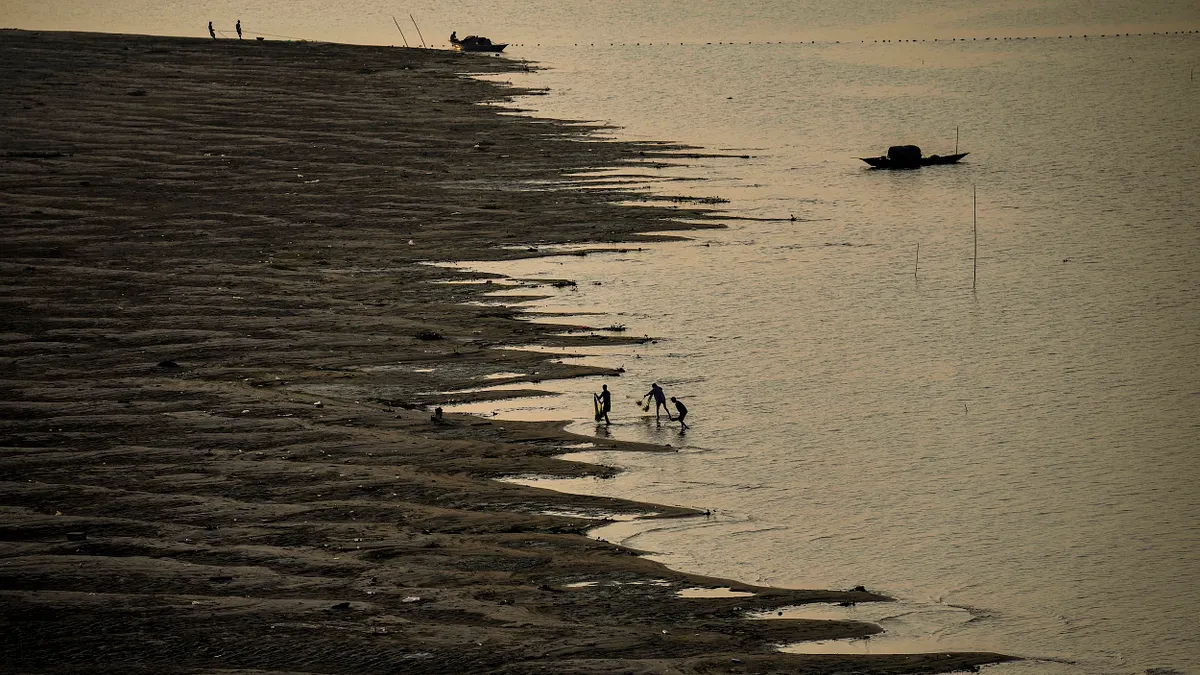 2024年12月25日,印度古瓦哈提,漁民在布拉馬普特拉河(Brahmaputra,上游即中國的雅魯藏布江)捕魚。(美聯社) 2024年12月25日,印度古瓦哈提,漁民在布拉馬普特拉河(Brahmaputra,上游即中國的雅魯藏布江)捕魚。(美聯社)