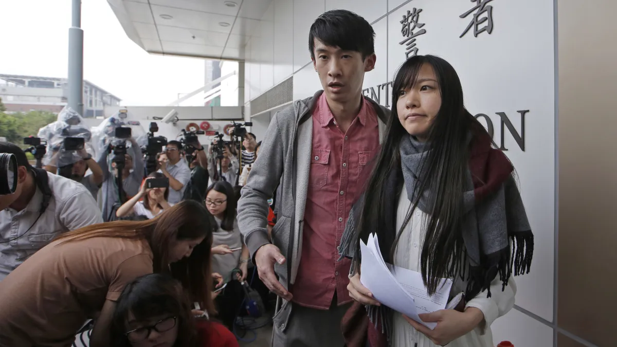本土派游蕙禎(左)和梁頌恆(右)一度躋身議會,但隨即因「宣誓風波」被褫奪議席。(AP)