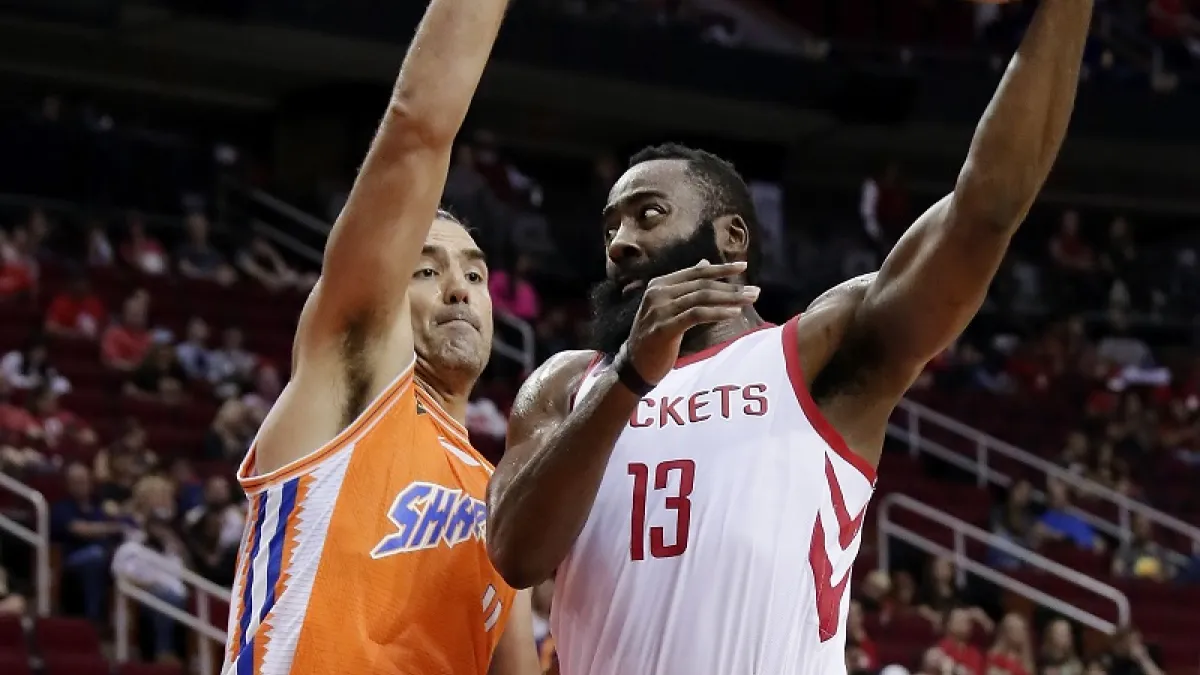 史柯拉與上海大鯊魚在NBA熱身賽跟老東家火箭交手,全場貢獻18分12籃板,身手依舊不凡。 (美聯社)