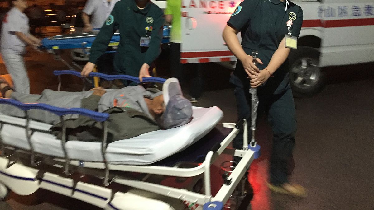 中國江蘇省徐州市豐縣創新幼兒園大門外15日發生爆炸事件,造成8人死亡,65人受傷,其中8人重傷。(AP) 中國江蘇省徐州市豐縣創新幼兒園大門外15日發生爆炸事件,造成8人死亡,65人受傷,其中8人重傷。(AP)