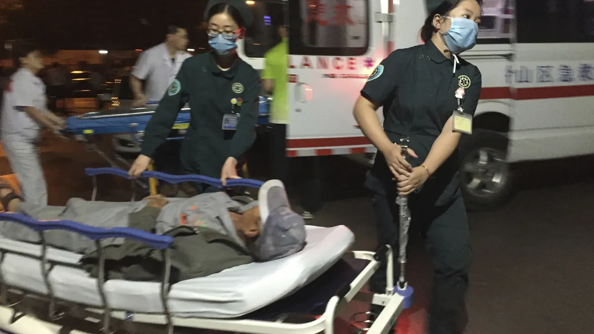 中國江蘇省徐州市豐縣創新幼兒園大門外15日發生爆炸事件,造成8人死亡,65人受傷,其中8人重傷。(AP)