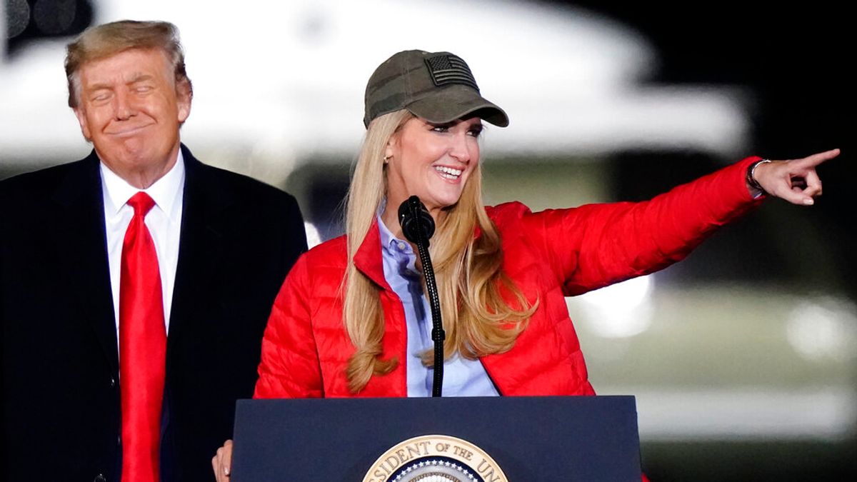 川普4日親赴喬治亞州,為共和黨籍參議員候選人羅夫勒(右)、蒲度造勢。(美聯社) 川普4日親赴喬治亞州,為共和黨籍參議員候選人羅夫勒(右)、蒲度造勢。(美聯社)