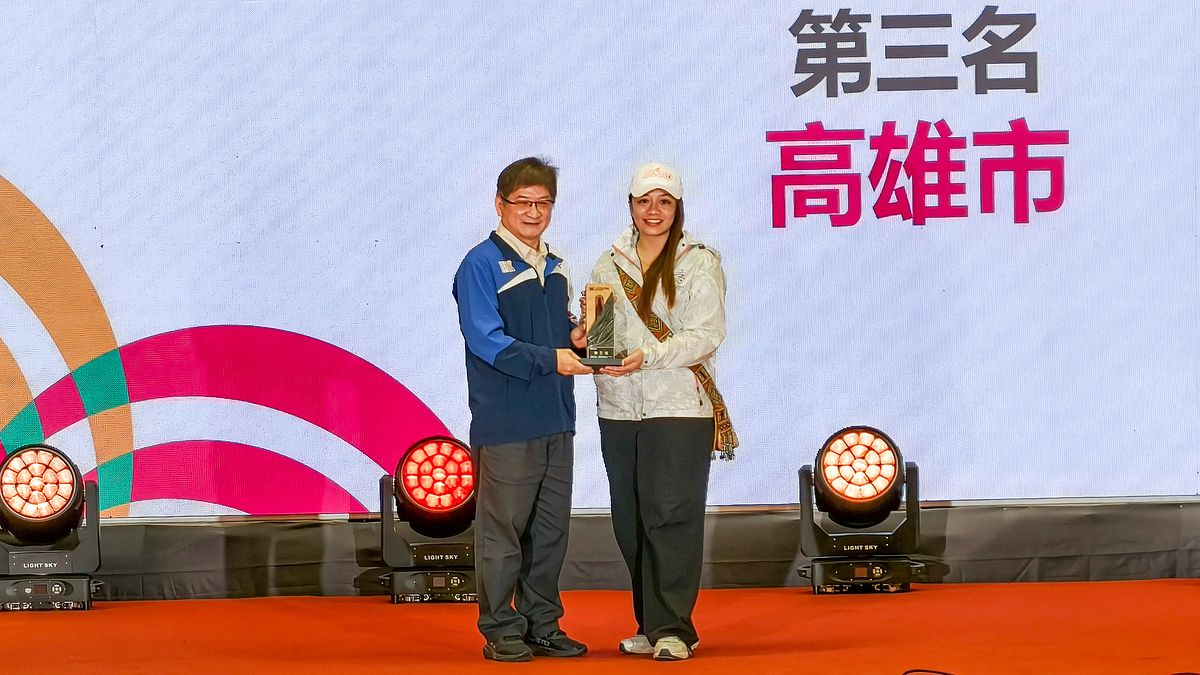 高雄市此次獲得競賽總錦標第三名,由高雄市原民會主委阿布斯代表受獎。(圖/高雄市運發局提供) 高雄市此次獲得競賽總錦標第三名,由高雄市原民會主委阿布斯代表受獎。(圖/高雄市運發局提供)