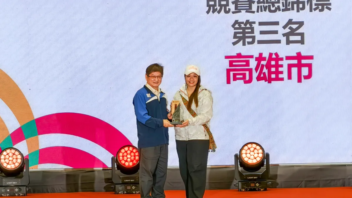 高雄市此次獲得競賽總錦標第三名,由高雄市原民會主委阿布斯代表受獎。(圖/高雄市運發局提供)