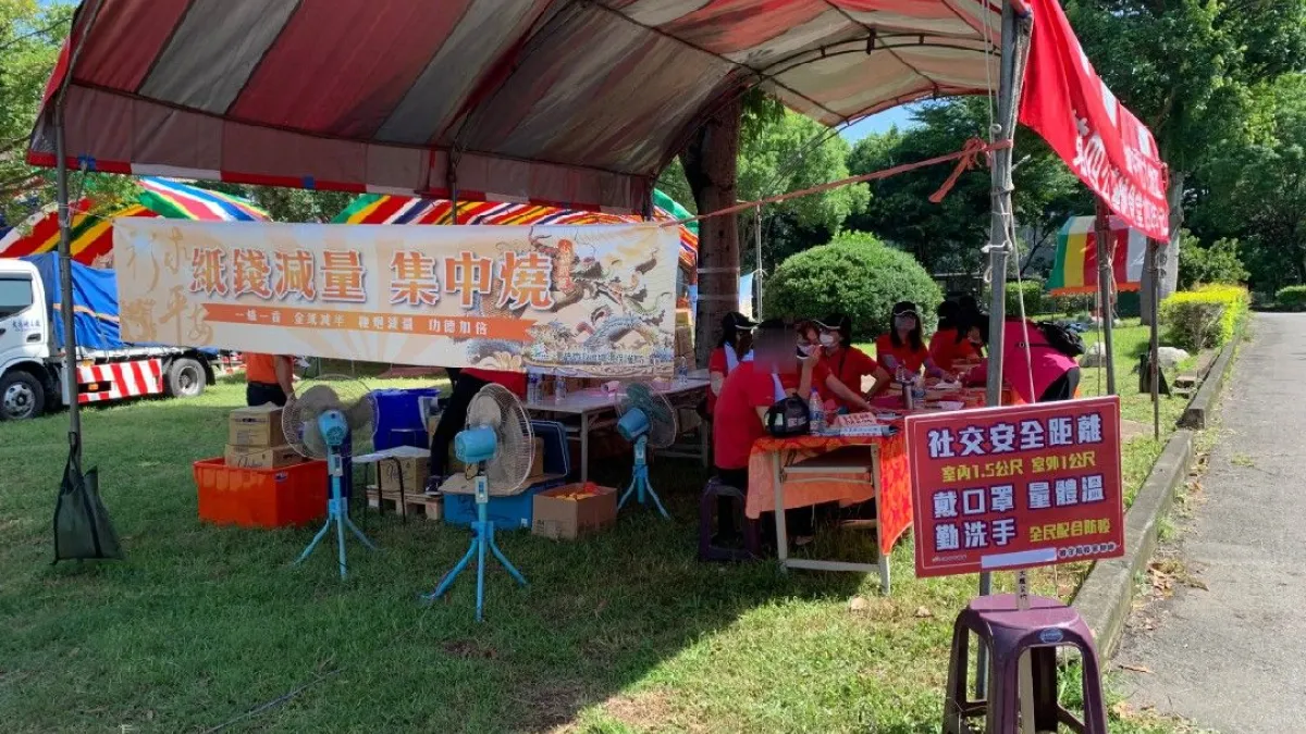 台中市府民政局提醒,寺廟如開放民眾參加普度,請盡量採取預約登記並派代表祭拜,遵守防疫原則。(圖/台中市政府提供)