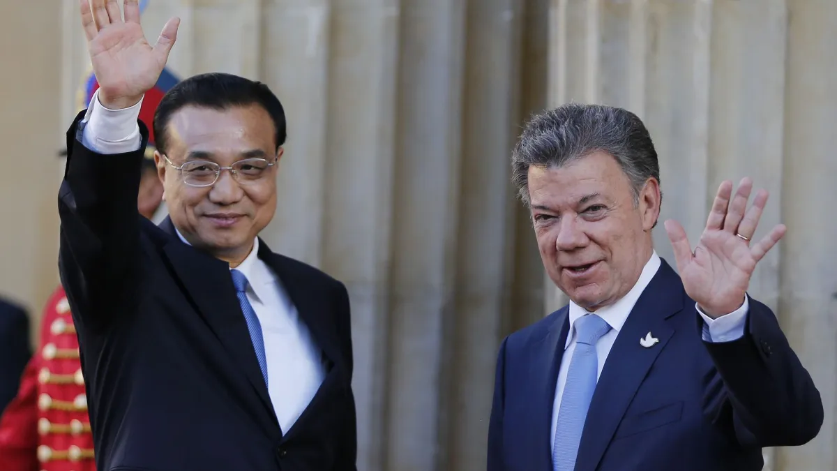 中國國務院總理李克強(左)與哥倫比亞總統桑多士(右,Juan Manuel Santos)。(美聯社)