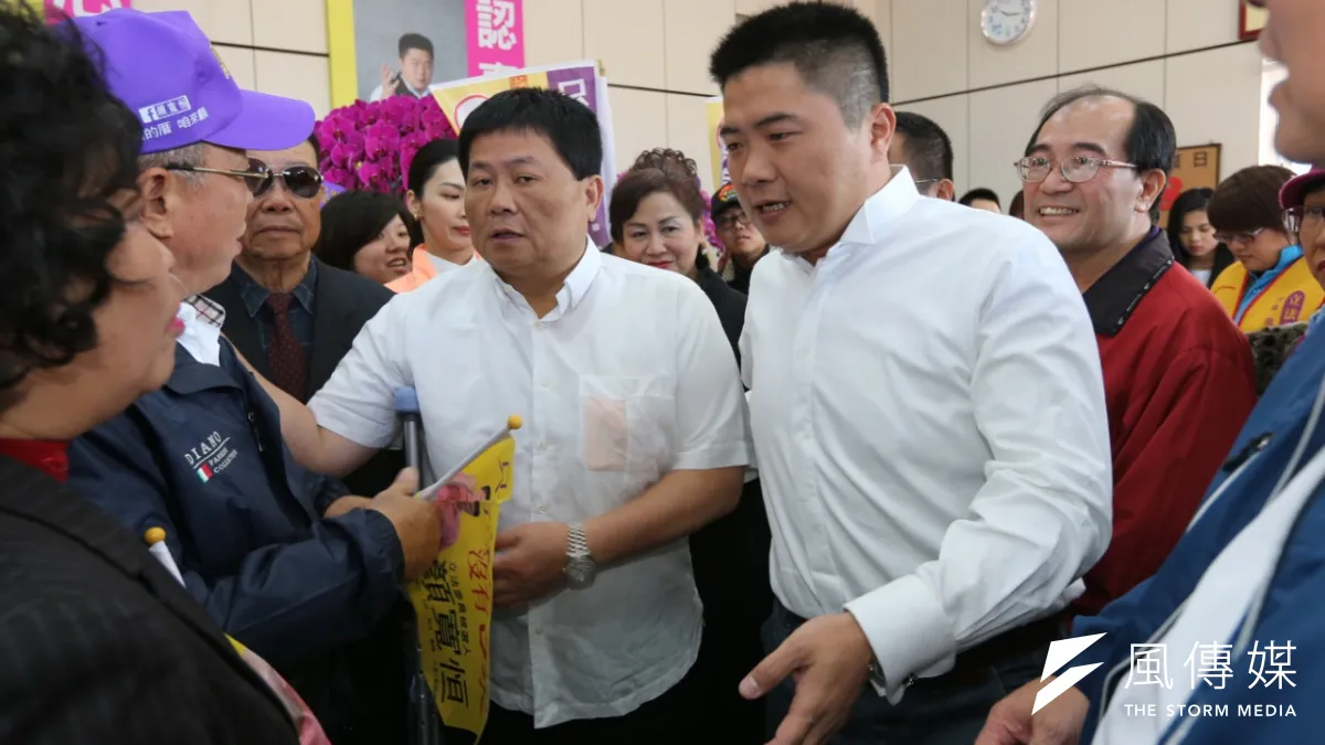 年底的縣市長和民代的選舉,一些資深的萬年議員,紛紛推出自己的子女出征。世代接班不是不好,只是應該讓更多的政治素人出頭天,政治世家永遠把持台灣的未來,真的不樂見其發生。圖為前立委顏清標和顏寬恆父子檔。(資料照,丁志寬攝)