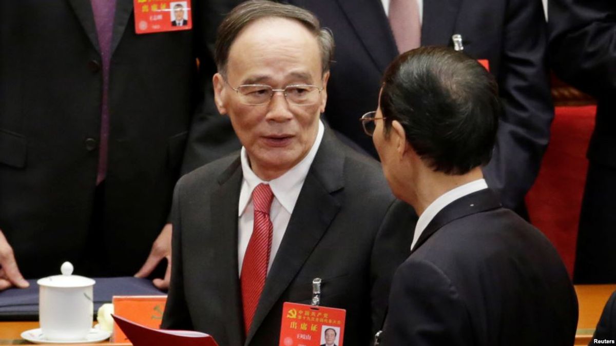 中國共產黨第十九次全國代表大會閉幕式之後,王岐山離開會場,這是他最後一天擔任中紀委書記和政治局常委。(美國之音) 中國共產黨第十九次全國代表大會閉幕式之後,王岐山離開會場,這是他最後一天擔任中紀委書記和政治局常委。(美國之音)