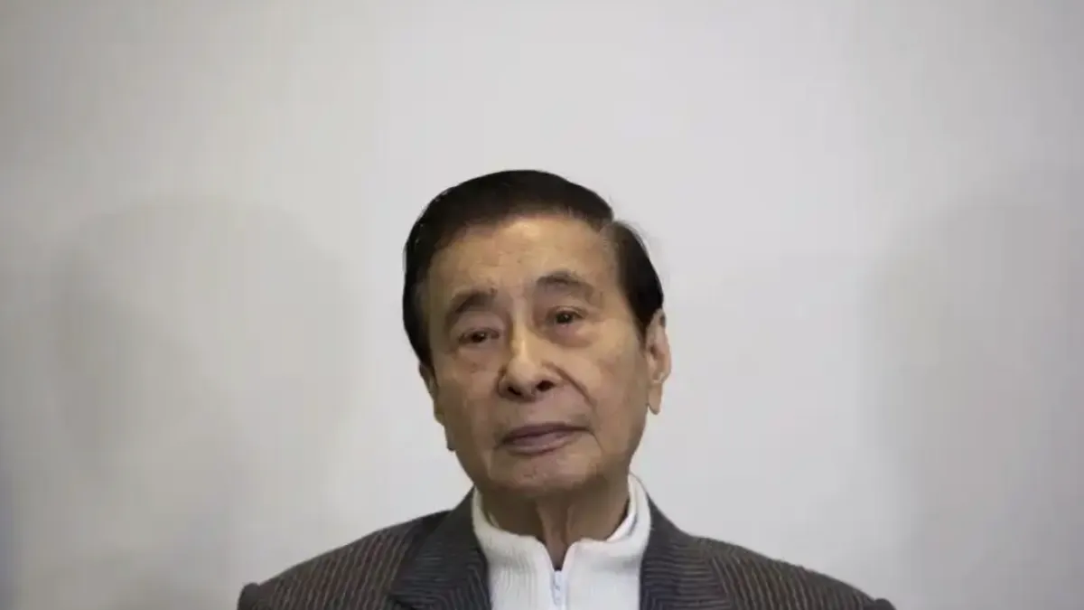 李兆基年輕時因戰亂離開廣東,僅帶著1000港元獨自來到香港闖蕩。他憑藉對黃金買賣的精準判斷,在香港金融市場迅速累積第一桶金。(百度百科)