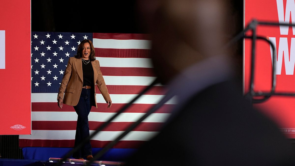 美國總統候選人賀錦麗對兩岸的態度含糊。圖為賀錦麗在喬治亞州出席造勢活動。(美聯社) 美國總統候選人賀錦麗對兩岸的態度含糊。圖為賀錦麗在喬治亞州出席造勢活動。(美聯社)