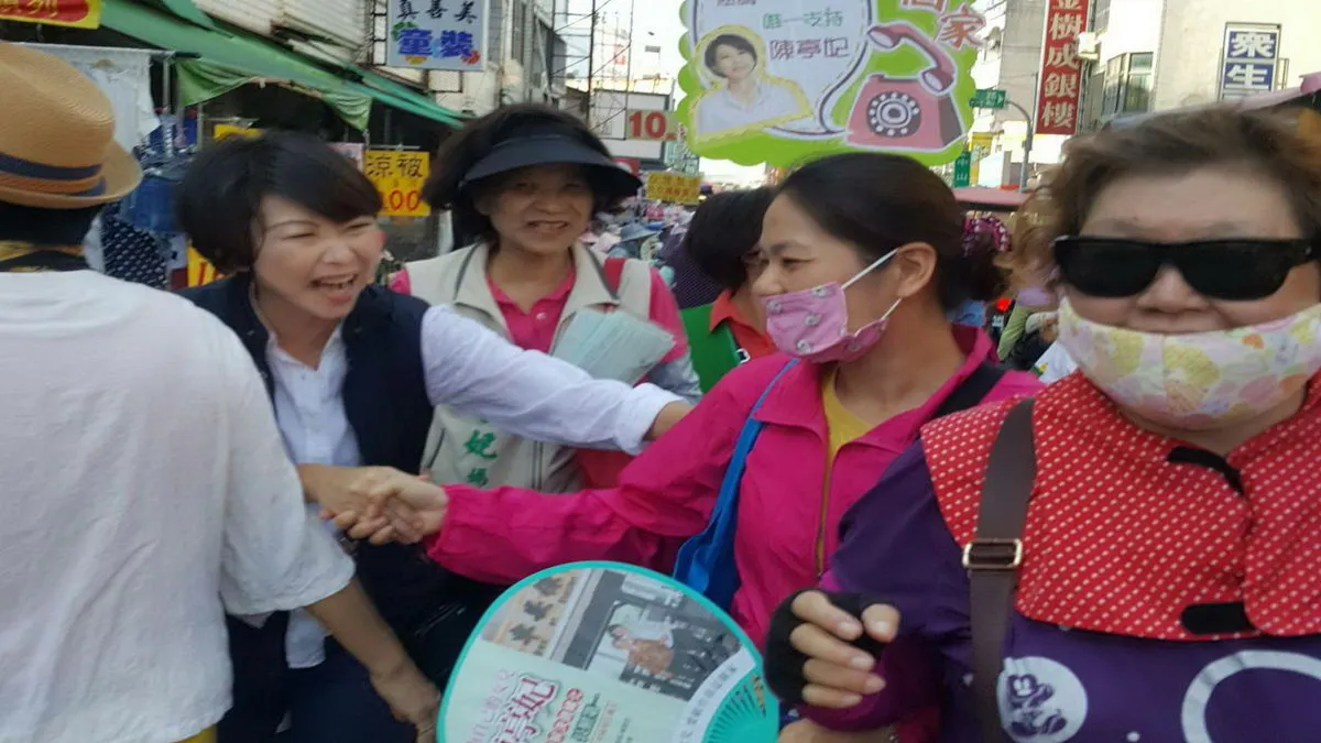陳亭妃佳里掃街 許諾讓青年在地就業