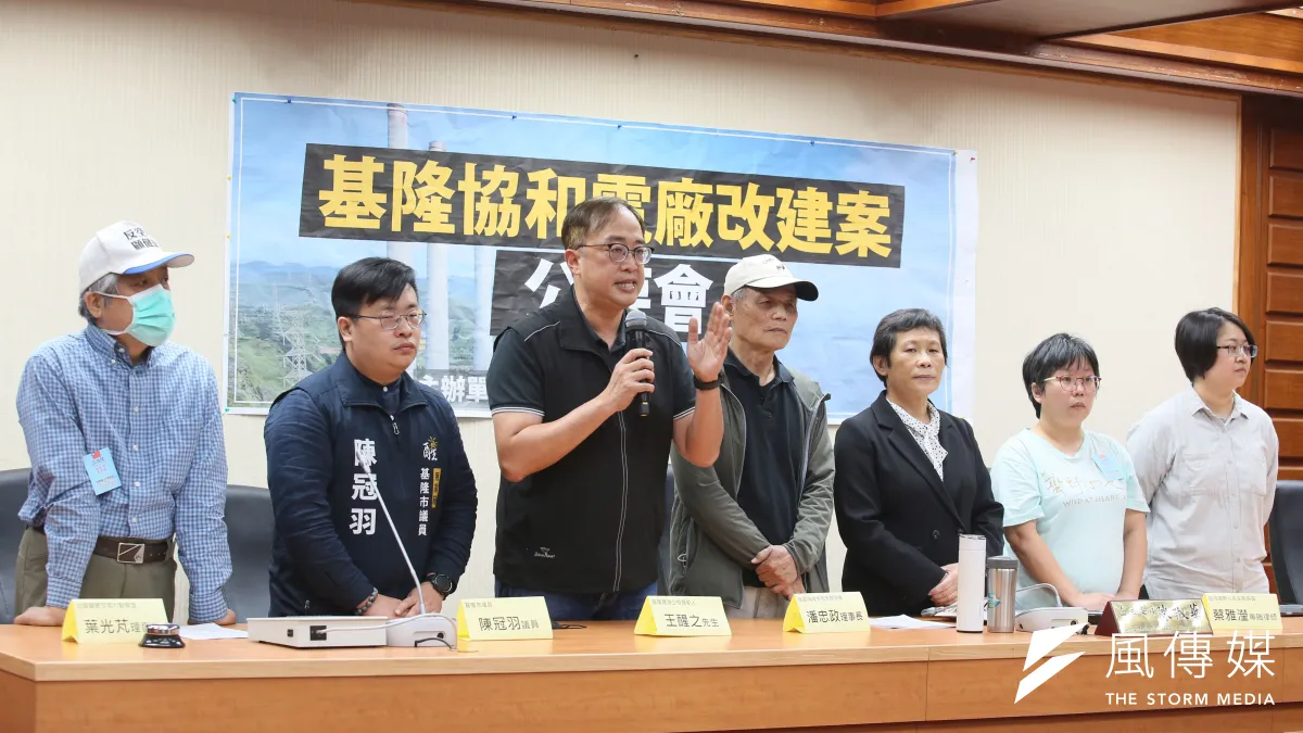 立委陳椒華(右三)31 日召開基隆協和電廠改建案公聽會及會前記者會,基隆護海公投領銜人王醒之(左三)、 桃園海岸生態保育協會理事長潘忠政(左四)等人出席。(柯承惠攝)