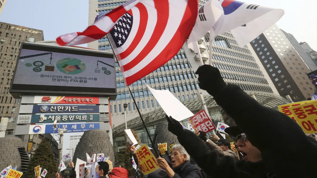 南韓部署美軍「薩德」(THAAD)飛彈防禦系統引發中國強烈反制,國內支持與反對意見忽相當分歧(AP)