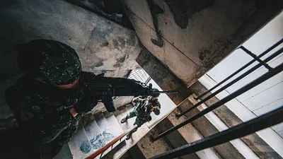 官兵在某水泥建物內施訓,演練破門、在樓梯間移動、室內搜索等動作。(軍聞社提供)
