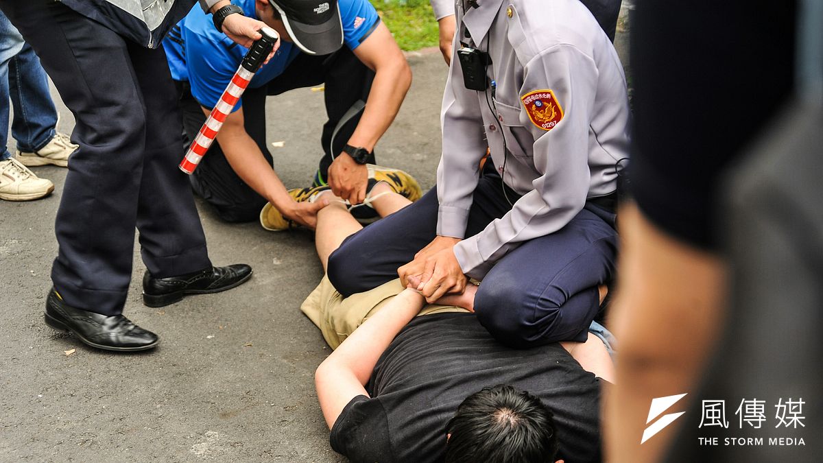 怪手針對板橋大觀社區執行拆除作業時,自救會成員衝入,警察隨即以束帶壓制。(甘岱民攝) 怪手針對板橋大觀社區執行拆除作業時,自救會成員衝入,警察隨即以束帶壓制。(甘岱民攝)