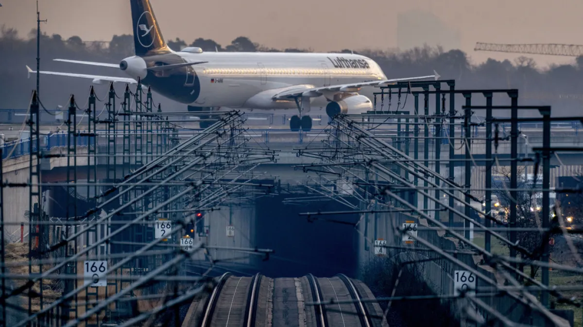 俄烏戰爭導致俄羅斯禁止西方航空公司飛越領空,中國籍航空公司因仍可通過該空域而盡顯優勢,成本至少較對手節省30%(美聯社)