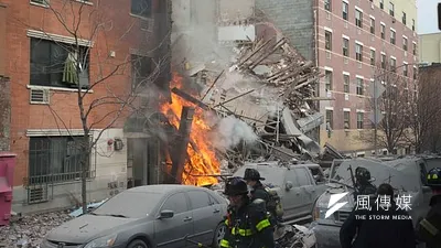 美國紐約東哈林區12日上午發生爆炸,導致2幢公寓倒塌,多人死傷。(美聯社)