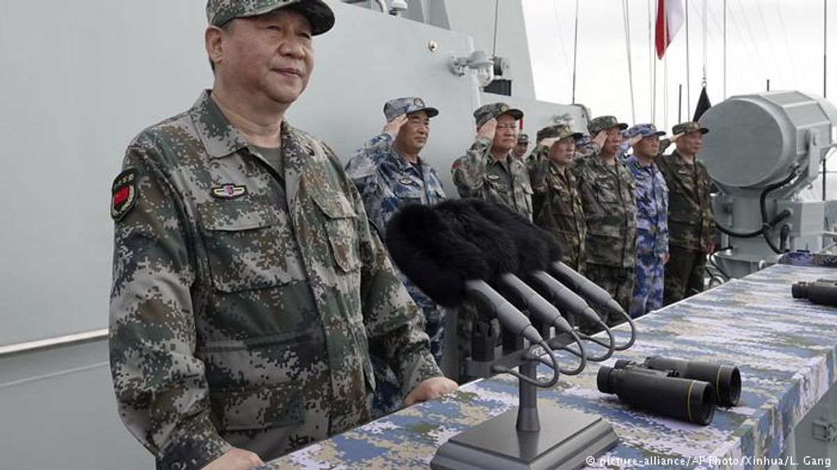 2018年4月中國海軍在台灣海峽進行實彈演習後,習近平親臨視察。(德國之聲) 2018年4月中國海軍在台灣海峽進行實彈演習後,習近平親臨視察。(德國之聲)