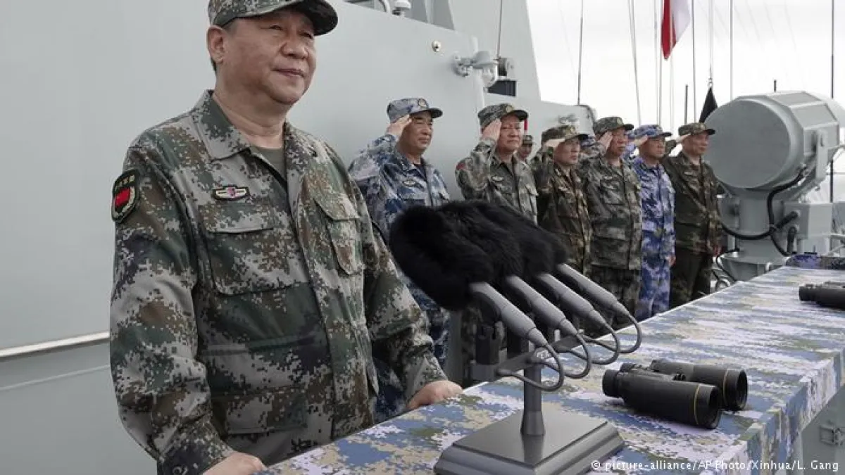 2018年4月中國海軍在台灣海峽進行實彈演習後,習近平親臨視察。(德國之聲)