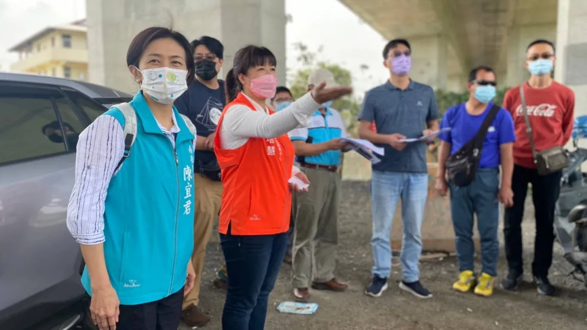 善用國六高架橋下空間,中辦蔡培慧執行長16與交通部高速公路局中區養護工程分局、埔里鎮公所、陳宜君議員、葉仁創議員前往現勘,敲定房里里附近的國道六號橋下,預計將使用兩跨度面積做為埔里社區足球場地。(圖/行政院中部聯合服務中心提供)