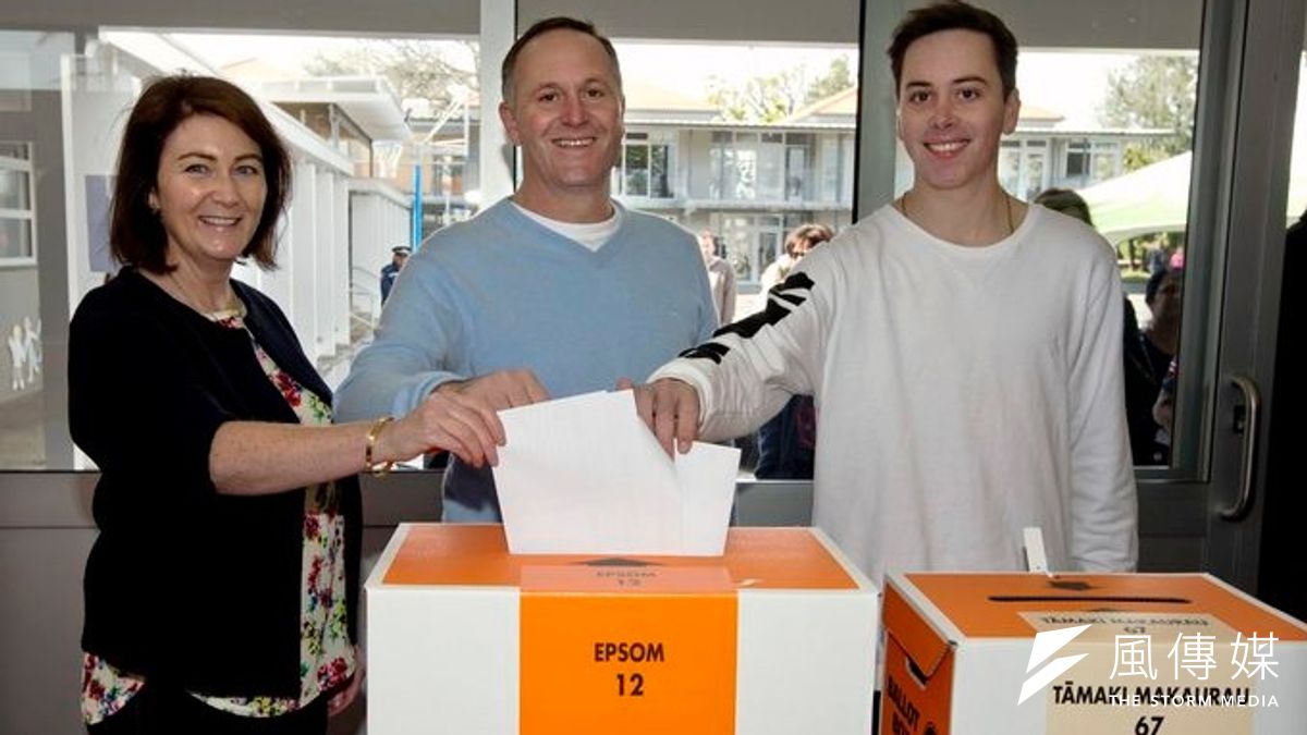 紐西蘭國會選舉,總理基伊20日帶著夫人、兒子輕鬆投票(美聯社) 紐西蘭國會選舉,總理基伊20日帶著夫人、兒子輕鬆投票(美聯社)