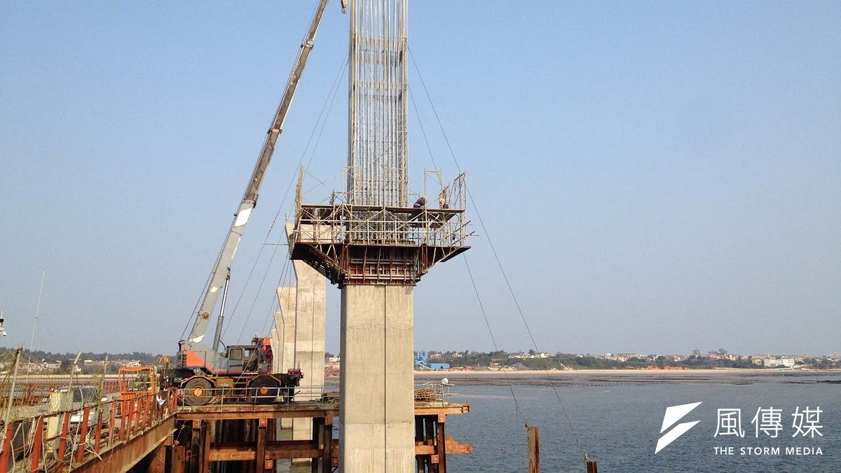 因應上半年景氣不理想,林全指示加強公共工程力道,工程會選出金門大橋、高雄輕軌等30項指標個案加強控管。圖為金門大橋施工現場。(資料照,取自金門縣政府網站) 因應上半年景氣不理想,林全指示加強公共工程力道,工程會選出金門大橋、高雄輕軌等30項指標個案加強控管。圖為金門大橋施工現場。(資料照,取自金門縣政府網站)